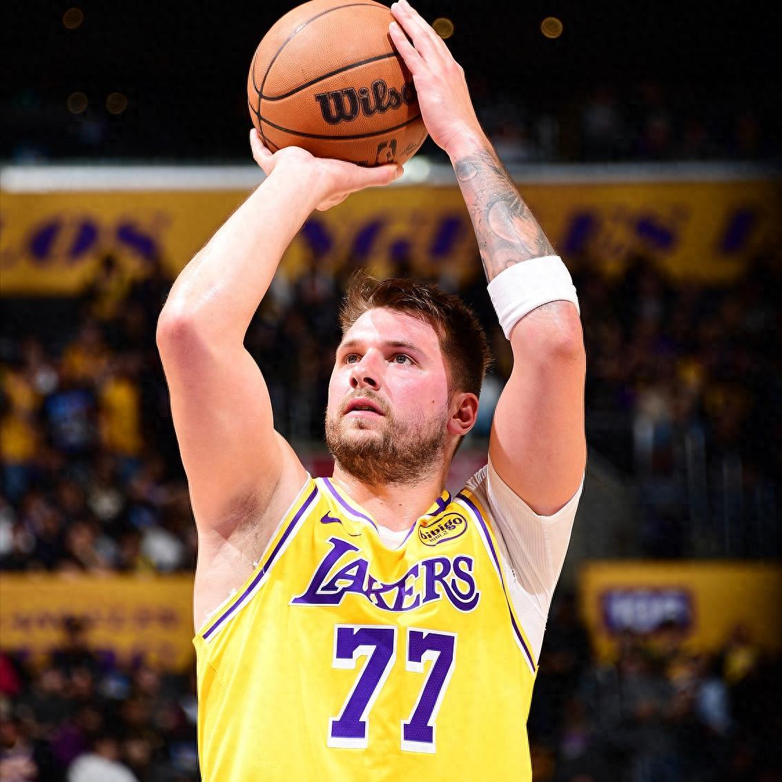 关于东契奇迎来二十赛季高光表现，加拿大队球迷沸腾！的信息